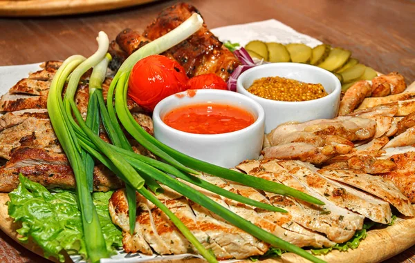 Soslu ve sebzeli kızarmış pirzola.