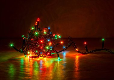 Renkli ışıklar çelenk koyu arka plan