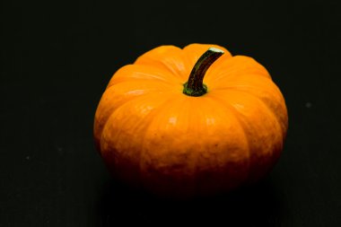 siyah masa üzerinde sarı kabak