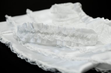 Wight etek dikiş dantel ile dekore edilmiştir.