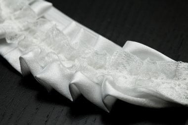 Wight etek dikiş dantel ile dekore edilmiştir.