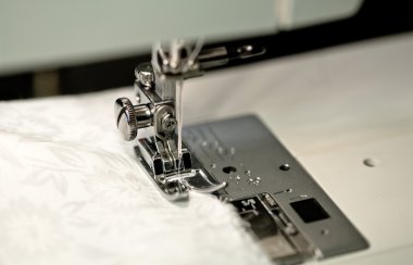 Beyaz bir bez üzerinde Dikiş iğneler