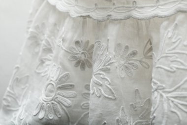 Wight etek dikiş dantel ile dekore edilmiştir.