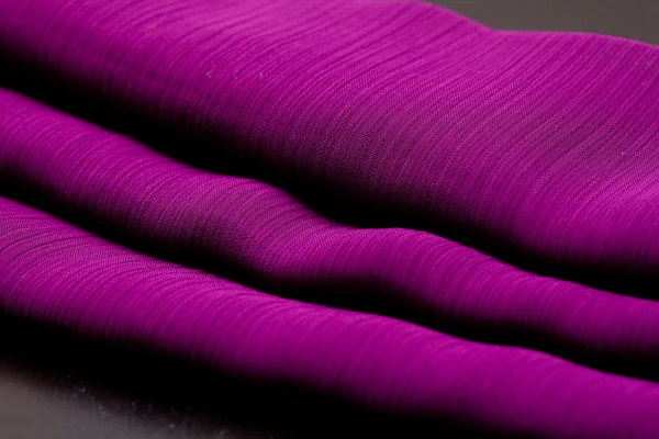 Fioletowy, fiołek przetargu kolorowych tkanin, elegancja ruch materiału — Zdjęcie stockowe