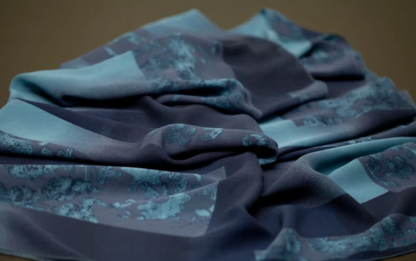 Textile coloré tendre en soie bleue, matière ondulée élégance — Photo