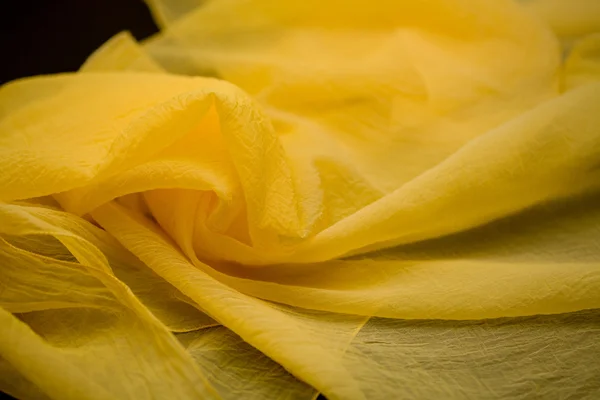 Seta gialla tenero tessuto colorato, eleganza materiale increspato — Foto Stock