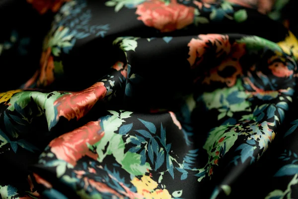 Textile coloré tendre noir, matière ondulée élégance — Photo