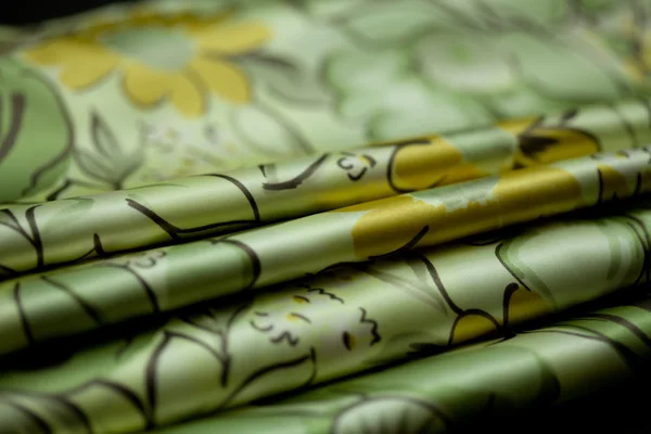 Verde, amarelo concurso colorido têxtil, elegância ondulado material — Fotografia de Stock