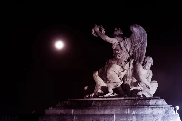 凡尔赛宫夜雕塑纪念碑 — 图库照片