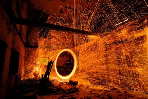 Pintura ligera en casa abandonada, pintura al fuego —  Fotos de Stock