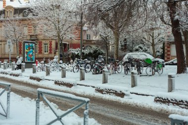 Strasbourg ve Velo kış sabahı kar altında