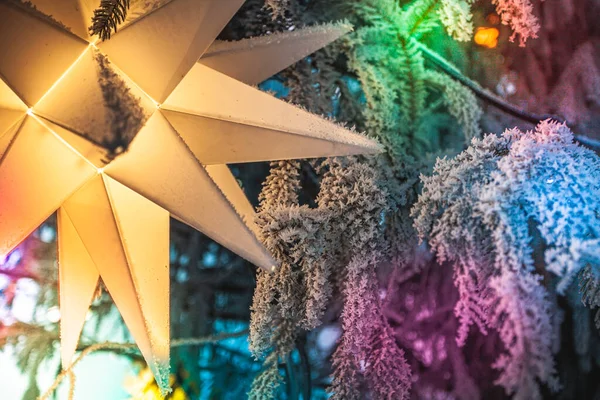 Big white strar and snowflakes on christmas tree — Fotografia de Stock