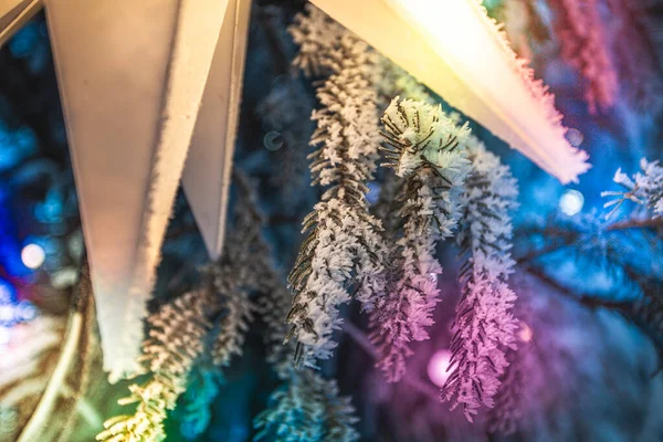 Big white strar and snowflakes on christmas tree — Fotografia de Stock