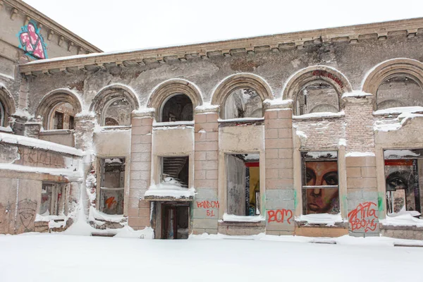Old railway station at winter with painted walls — Stock Photo, Image