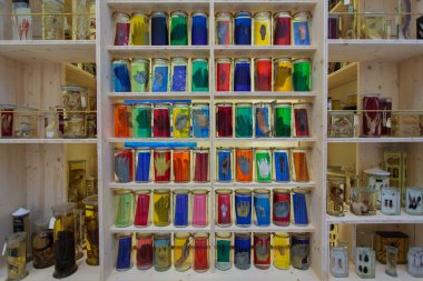 Stephane Belzere, Mondes flottants, jars, hands, Strasbourg Museum of Modern and Contemporary Art