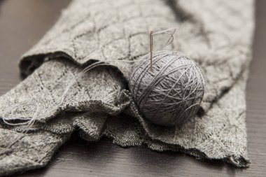 Yünlü ipliklerle el işi, yama, iğne, örgü dikiş.