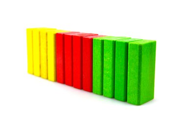 Tahta yapı taşları beyaz arkaplanda izole edildi.