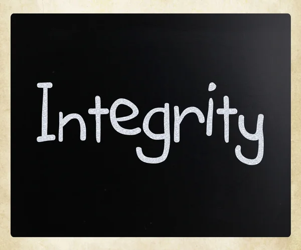 "Integrity" handwritten with white chalk on a blackboard — Stock Photo, Image