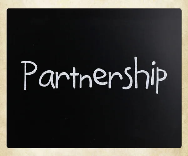 "Partnerskap "handskrivet med vit krita på en svart tavla — Stockfoto