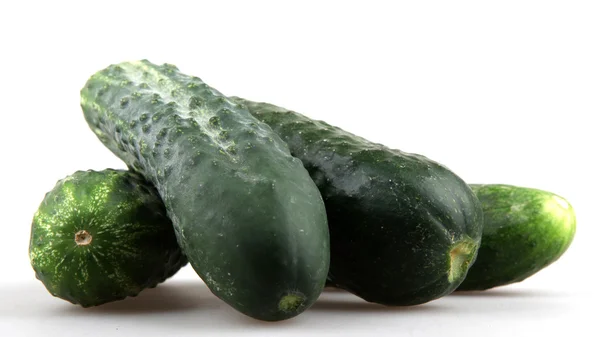 De groene komkommers geïsoleerd op witte achtergrond — Stockfoto