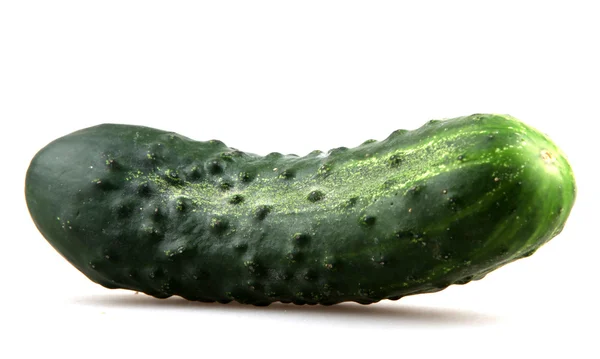 De groene komkommers geïsoleerd op witte achtergrond — Stockfoto