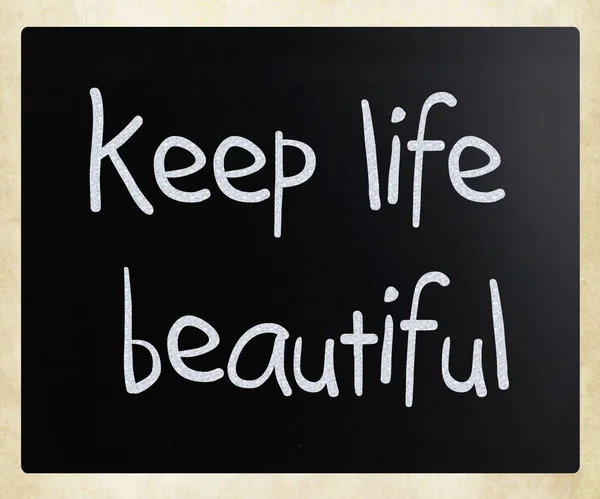 "Keep life beautiful" handwritten with white chalk on a blackboa — Stock Photo, Image