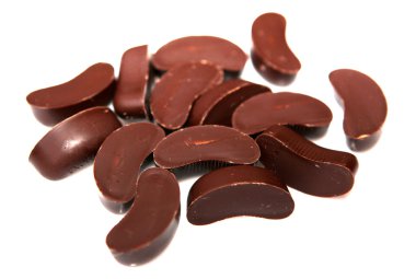 Beyaz arka planda izole edilmiş çikolata.