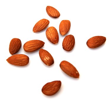 Beyaz arkaplanda izole edilmiş bademler