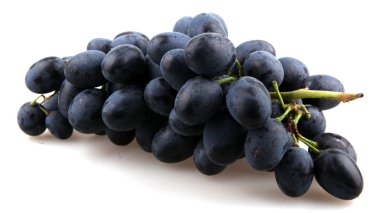 Beyaz arkaplanda izole edilmiş üzümler