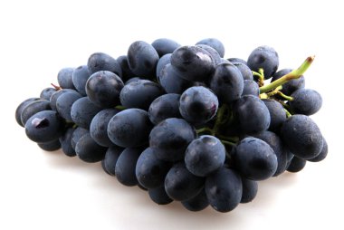 Beyaz arkaplanda izole edilmiş üzümler