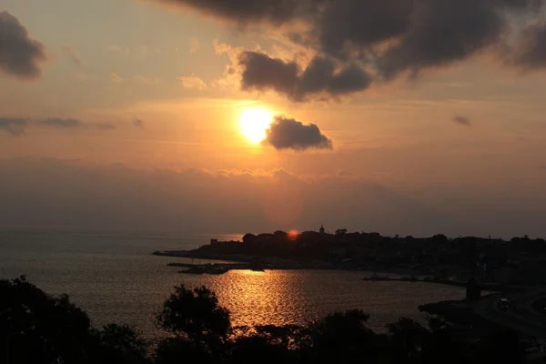 Belo pôr do sol acima do mar — Fotografia de Stock