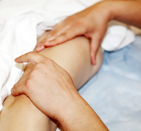 Masaje de pies en el salón de spa — Foto de Stock