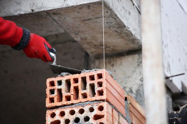 İnşaat ustası duvar ustası.
