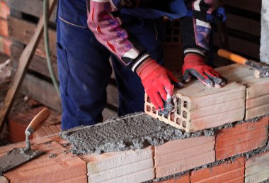 İnşaat ustası duvar ustası.