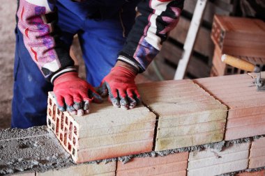 İnşaat ustası duvar ustası.