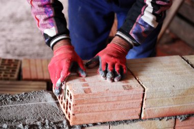 İnşaat ustası duvar ustası.