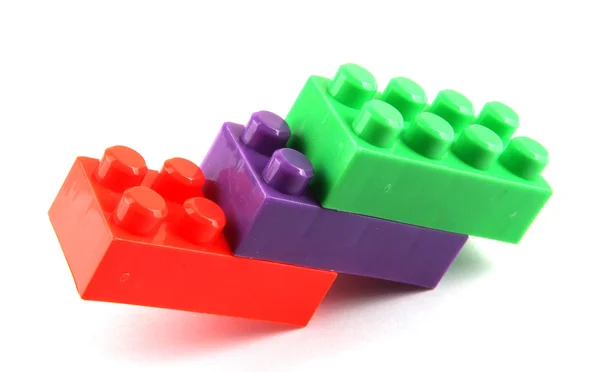 Пластикові іграшкові блоки на білому тлі — стокове фото