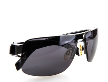 Beyaz arkaplanda izole edilmiş güneş gözlükleri