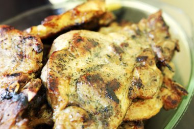 Sulu ızgara domuz pirzolası.