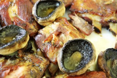 Sulu ızgara domuz pirzolası.