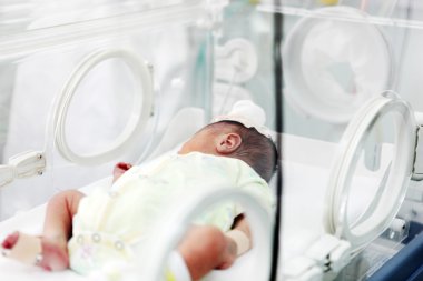 Yeni doğan bebek hastanede.