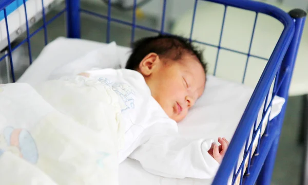 Yeni Doğan Bebek Kuluçka — Stok fotoğraf