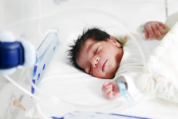 Pasgeboren Baby Couveuse — Stockfoto