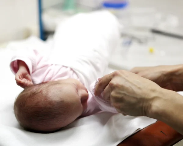 Новорожденный ребенок в больнице — стоковое фото