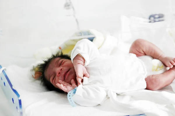 Новорожденный ребенок в инкубаторе — стоковое фото