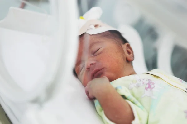 Yeni doğan bebek hastanede. — Stok fotoğraf
