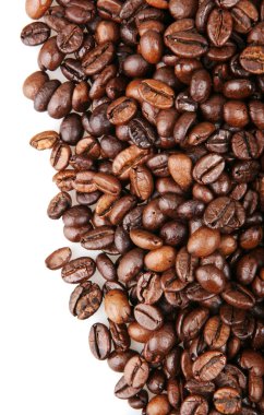 Kahve çekirdekleri beyaz üzerine izole