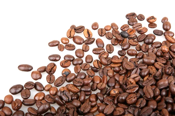 Feijões de café isolados em branco — Fotografia de Stock