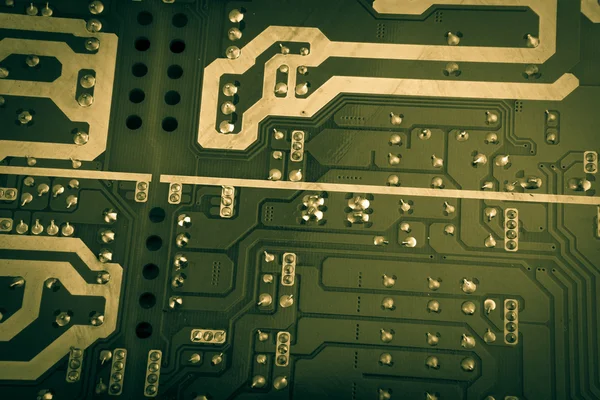 Компьютерная плата с чипами и компонентами — стоковое фото