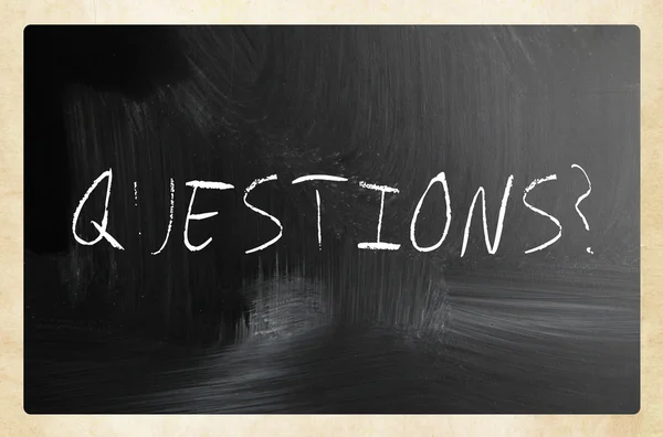 "perguntas "manuscrito com giz branco em um quadro-negro — Fotografia de Stock